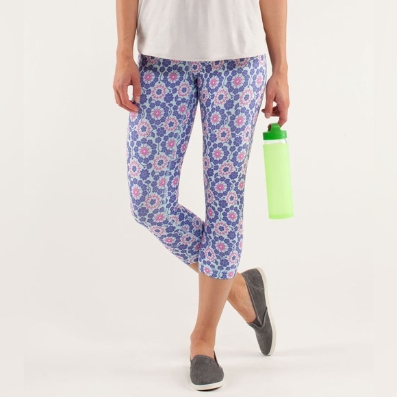 lululemon athletica Pants - LULULEMON Wunder Under CropTwiggy Printed Power Purple Aquamarine Floral Sz 6